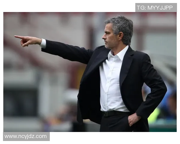 足球明星魅力四射的站姿壁纸尽显运动风采与个性魅力