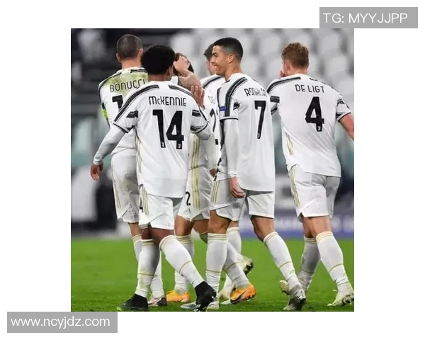 C罗动漫海报展现足球明星魅力与激情的完美结合