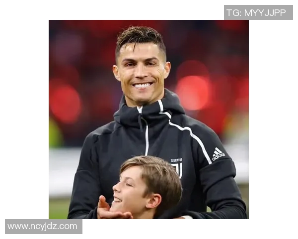 撒贝宁携手足球明星现场互动精彩瞬间回顾与球迷热情互动的完美时刻