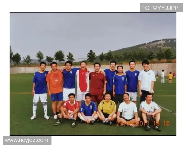 足球明星群体合影珍贵瞬间分享与回忆的精彩瞬间合集