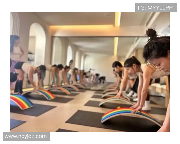 女性哑铃减肥视频教程助你轻松塑形打造完美身材的秘密分享